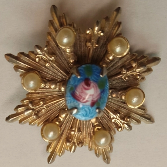 Vintage Jewelry - Vintage brooch, pin. Gold tone. Blue/pink with pearls